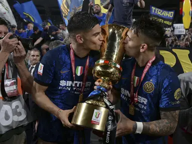 Pemain Inter Milan melakukan selebrasi dengan trofi usai memenangkan pertandingan final Coppa Italia 2021/2022 4-2 atas Juventus di Stadion Olimpico, Roma, Kamis (12/5/2022) dini hari WIB. Bagi Inter Milan, ini gelar juara Coppa Italia 2021/2022 kedelapan setelah sebelumnya sukses menjadi kampiun turnamen ini pada 1939, 1978, 1982, 2005, 2006, 2010, dan 2011. (Alfredo Falcone/LaPresse via AP)