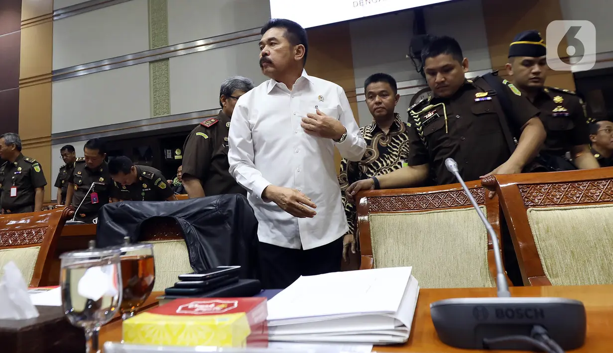 Jaksa Agung ST Burhanuddin saat menghadiri rapat kerja dengan Komisi III DPR di Kompleks Parlemen, Jakarta, Kamis (16/1/2020). Dalam rapat ini ST Burhanuddin menjelaskan perkembangan kasus dugaan korupsi PT Asuransi Jiwasraya (Persero) kepada Komisi III DPR. (Liputan6.com/Johan Tallo)