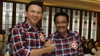 Cagub DKI Jakarta Basuki Tjahaja Purnama (Ahok) bersama  Cawagub Djarot Saiful Hidayat berada di acara penggalangan dana kampanye di Jakarta, Minggu (27/11). (Liputan6.com/Herman Zakharia)