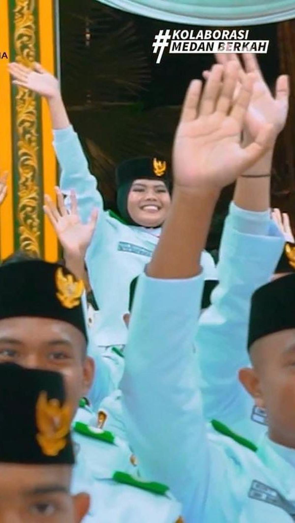 Tanya jawab yang bersifat santai ini juga membuat massa yang hadir merasa senang.