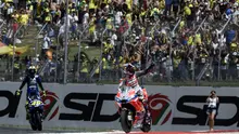 Pebalap Andrea Dovizioso dan Valentino Rossi, melakukan selebrasi usai menjuarai  MotoGP Italia di Sirkuit Mugello, Minggu (3/6/2018). Lorenzo finis dengan catatan waktu 41 menit 43,230 detik. (AFP/Filippo Monteforte)