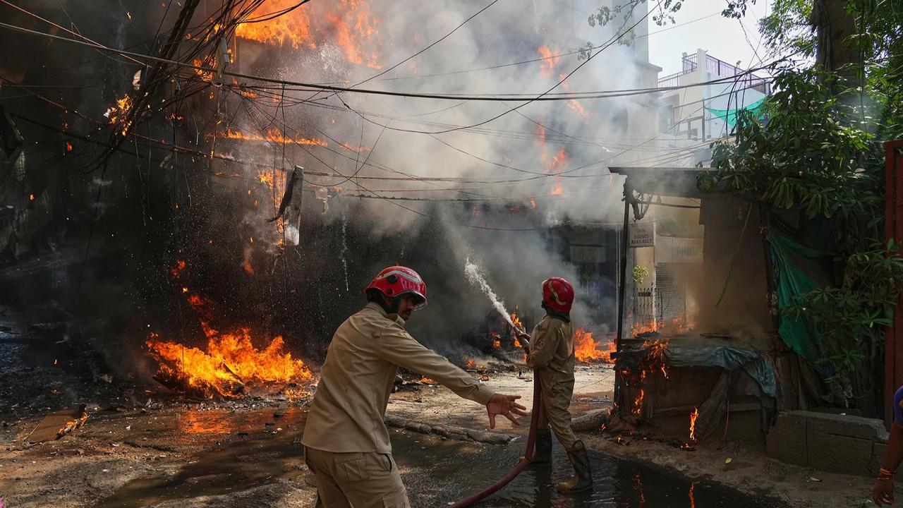 FOTO: Evakuasi Dramatis Korban Kebakaran Hotel di New Delhi