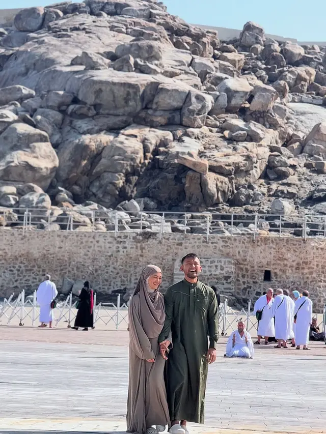 Atiqah Hasiholan dan Rio Dewanto