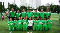 300 siswa SD mendapatkan kesempatan bagus dilatih eks pemain tim nasional Indonesia.
