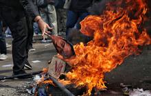 FOTO: Situasi Terbaru Gedung DPR Membara, Massa Pendemo Bakar Ban dan Rusak Pagar