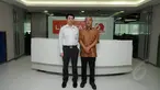 Dua pejabat di lingkungan Kantor Ekonomi dan Perdagangan Taipei (TETO) mengunjungi ruang redaksi Liputan6.com di kawasan Senayan, Jakarta, Selasa (27/1/2015). (Liputan6.com/Helmi Fithriansyah)