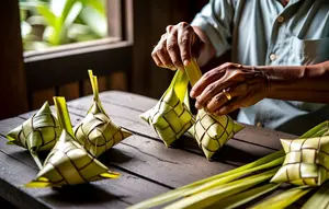 Cara Membuat Ketupat Tradisional dari Janur yang Pulen, Padat, dan Tahan Lama