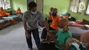Tenaga kesehatan menyuntikan vaksin Covid-19 AstraZeneca kepada warga binaan sosial di Panti Sosial Bina Insan, Cipayung, Jakarta, Selasa (14/9/2021). Sebanyak 180 warga binaan sosial telah menerima vaksin Covid-19 dosis pertama dan kedua. (Liputan6.com/Herman Zakharia)