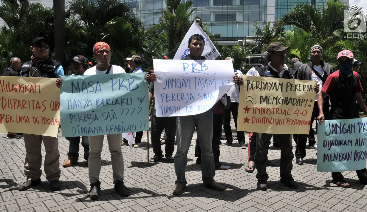 Mantan karyawan PT Bank Maybank Indonesia , Tbk yang tergabung dalam Serikat Pekerja Perjuangan Bank Maybank Indonesia (SPPBMI) menggelar aksi di depan Kantor Pusat Maybank Indonesia, kawasan Senayan, Jakarta, Senin (11/2). (Merdeka.com/Iqbal S. Nugroho)