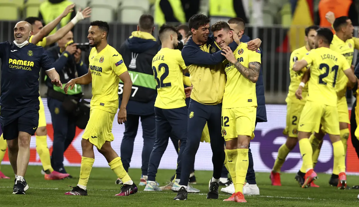 Para pemain Villareal merayakan kemenangan setelah memenangkan pertandingan final Liga Europa melawan Manchester United di Gdansk, Polandia, Kamis (27/5/2021). Villareal berhak ke Liga Champions musim depan lewat jalur ini, meski di LaLiga finis ketujuh. (Maja Hitij, Pool via AP)
