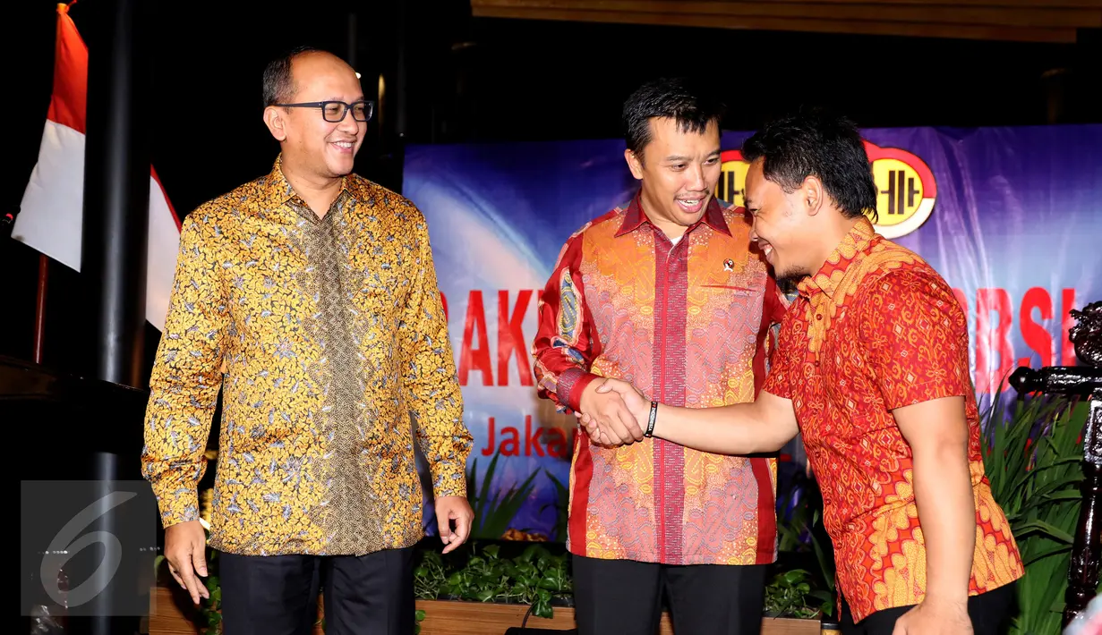 Menpora Imam Nahrawi (tengah) berbincang bersama Eko Yuli Iriawan usai membuka Rakernas PB PABBSI di Jakarta, Selasa (20/12). Rakernas ditandai dengan pemberian bonus bagi atlet berprestasi. (Liputan6.com/Helmi Fithriansyah)