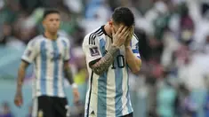 Argentina secara mengejutkan harus kalah 1-2 dari Arab Saudi pada matchday pertama Grup C Piala Dunia 2022, Selasa (22/11/2022). Padahal, La Albiceleste merupakan tim unggulan di perhelatan akbar sepak bola empat tahunan tersebut karena dihuni banyak pemain bintang. Selain Messi dan kolega berikut tim unggulan yang kalah di matchday pertama Piala Dunia. (AP/Ebrahim Noroozi)