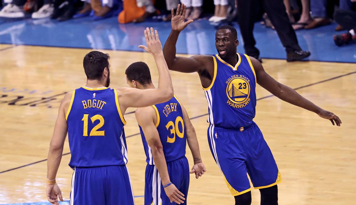 Para Pemain Golden State Warriors  merayakan kemenangan atas Oklahoma City Thunder 108-101 pada lanjutan final wilayah barat NBA Playoffs 2016 di Chesapeake Energy Arena, Oklahoma City, (29/5/2016) WIB. (Kevin Jairaj-USA TODAY Sports)