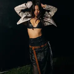 Celana low-rise kembali populer sebagai bagian gaya Y2K, didorong Gen Z. Industri prediksi dominasi, namun kontroversi dan tantangan kesesuaian masih ada. (@jennierubyjane)