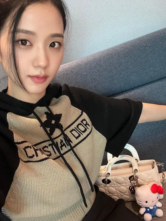 Ia juga tampak menenteng tas Lady D-Joy in Latte Cannage. Foto: Instagram.