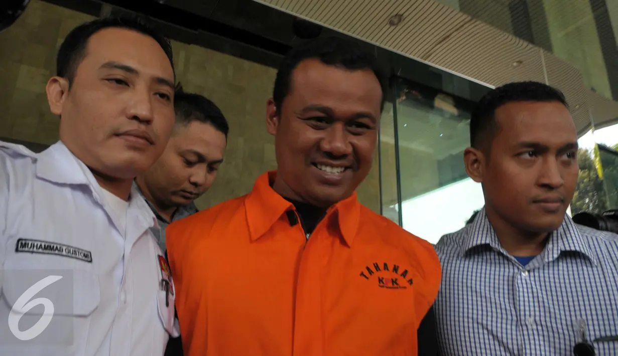 Bupati Subang, Ojang Suhandi (tengah) mengenakan rompi tahanan seusai menjalani pemeriksaan di Gedung KPK, Jakarta, Selasa (12/4). Ojang Suhandi bersama 4orang lainnya terjaring dalam OTT KPK di Subang. (Liputan6.com/Helmi Afandi)