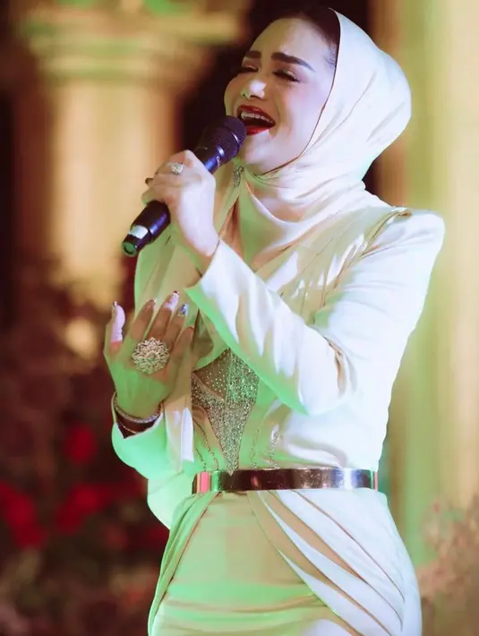 Selain itu, Krisdayanti juga menyempatkan waktu untuk mengunjungi beberapa tempat bersejarah di Aceh. Penampilanya dalam balutan outfit hijab juga tak luput dari perhatian. @krisdayantilemos.