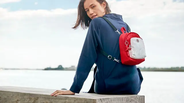 Kolaborasi Koleksi Tas Ramah Lingkungan yang Terbuat dari Botol Plastik