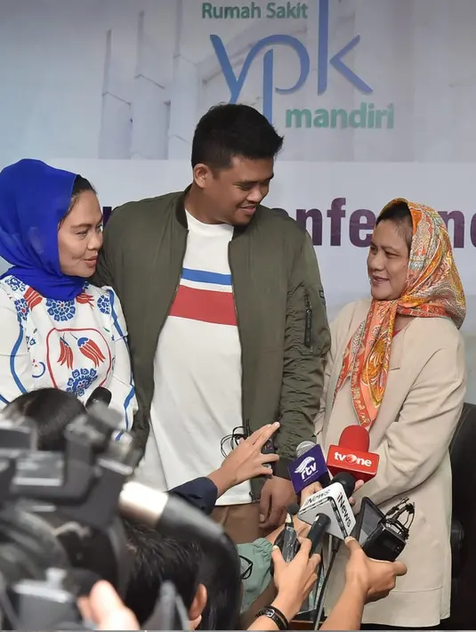 Bobby Nasution didampingi sang ibu, Ade Hanifah Siregar dan mertuanya, Iriana dalam jumpa pers kelahiran Kahiyang Ayu di RS YPK Menteng, Jakarta , Rabu (1/8). Kahiyang melahirkan bayi perempuan secara caesar. (Liputan6.com/Pool/Kris - Biro Pers Setpres)
