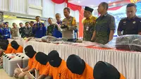 Kapolda Kalsel, Irjen Pol Winarto mengungkap tindak pidana pembajakan kapal di laut (Liputan6.com/Aslam Mahfuz)