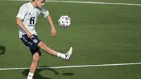 Penyerang Spanyol, Pedri mengontrol bola saat sesi latihan di Ciudad del Futbol di Las Rozas dekat Madrid (3/7/2021). Spanyol merengkuh tiket semifinal Euro 2020 usai menang 5-2 atas Swiss lewat babak penalti.  (AFP/Javier Soriano)