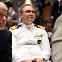 Oligarki Rusia, Roman Abramovich (C), menghadiri upacara penandatanganan inisiatif tentang pengangkutan gandum dan bahan makanan yang aman dari pelabuhan Ukraina, di Istanbul, pada 22 Juli 2022. Sebagai kesepakatan besar pertama antara pihak-pihak yang bertikai sejak invasi, Ukraina dan Rusia diharapkan menandatangani kesepakatan di Istanbul hari ini untuk membebaskan ekspor gandum dari pelabuhan Ukraina. Kesepakatan ini telah dimediasi oleh PBB dan Turki.
OZAN KOSE / AFP