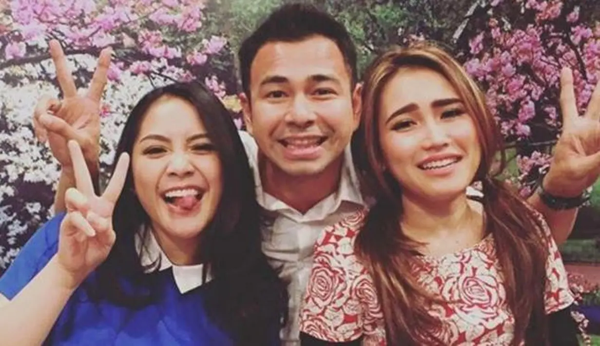 “🏻Terimakasih Surabaya PESBUKERS MENCARA BAKAT !!!!! ✈️ Fly Back 😎,” tulis Raffi Ahmad dalam foto yang diunggahnya dan ternyata ada juga Beniqno bersama Ayu dan Raffi. (Instagram/raffinagita1717)