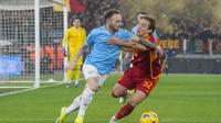 Gelandang AS Roma Edoardo Bove berebut bola dengan gelandang Lazio Manuel Lazzari pada laga perempat final Coppa Italia 2023/2024 di Stadio Olimpico, Kamis (11/1/2024) dini hari WIB. (AP Photo/Gregorio Borgia)