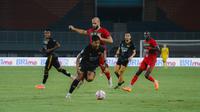 Striker Dewa United, Septian Bagaskara mendapatkan gangguan dari gelandang Persebaya Surabaya, Mohamed Rashid dalam laga BRI Liga 1 2024/2025 di Stadion Pakansari, Bogor, (21/2/2025). (Dok. Dewa United)