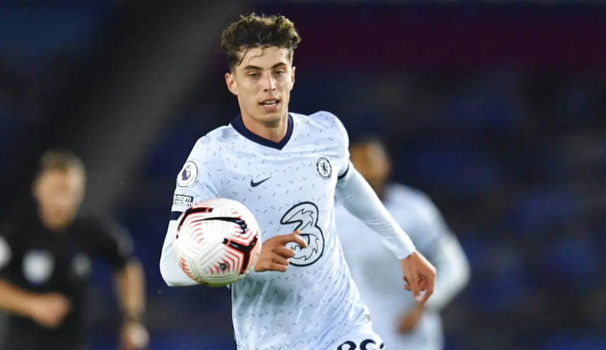 Pemain Chelsea, Kai Havertz, mengejar bola saat melawan Brighton and Hove Albion pada laga Premier League di Stadion Amex, Selasa (15/9/2020). The Blues menang dengan skor 3-1. (Glynn Kirk/Pool via AP)