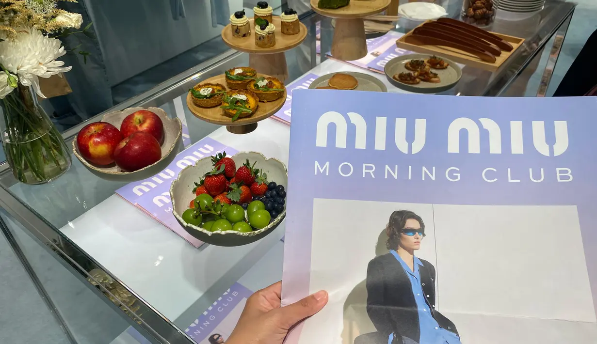 Koleksi Miu Miu Fall/Winter 2024 karya Miuccia Prada telah hadir. Mengambil inspirasi dari rentang dan lingkup kehidupan manusia, jenis pakaiannya yang berubah-ubah mencerminkan perkembangan karakter, baik yang personal maupun universal. Kedatangan Miu Miu Fall/Winter 2024 disuguhkan dengan cara unik dan sesi Miu Miu's Morning Club. [Foto dok: Fimela.com]