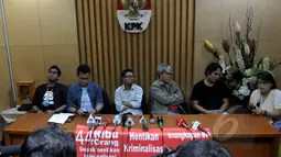 Sejumlah aktivis Masyarakat Sipil Antikorupsi menyikapi keputusan Presiden Jokowi terkait calon Kapolri dan Plt. pimpinan KPK, Jakarta, Kamis (19/2/2015). Dalam pernyataannya mereka menyampaikan lembaga KPK masih gawat darurat. (Liputan6.com/Johan Tallo)