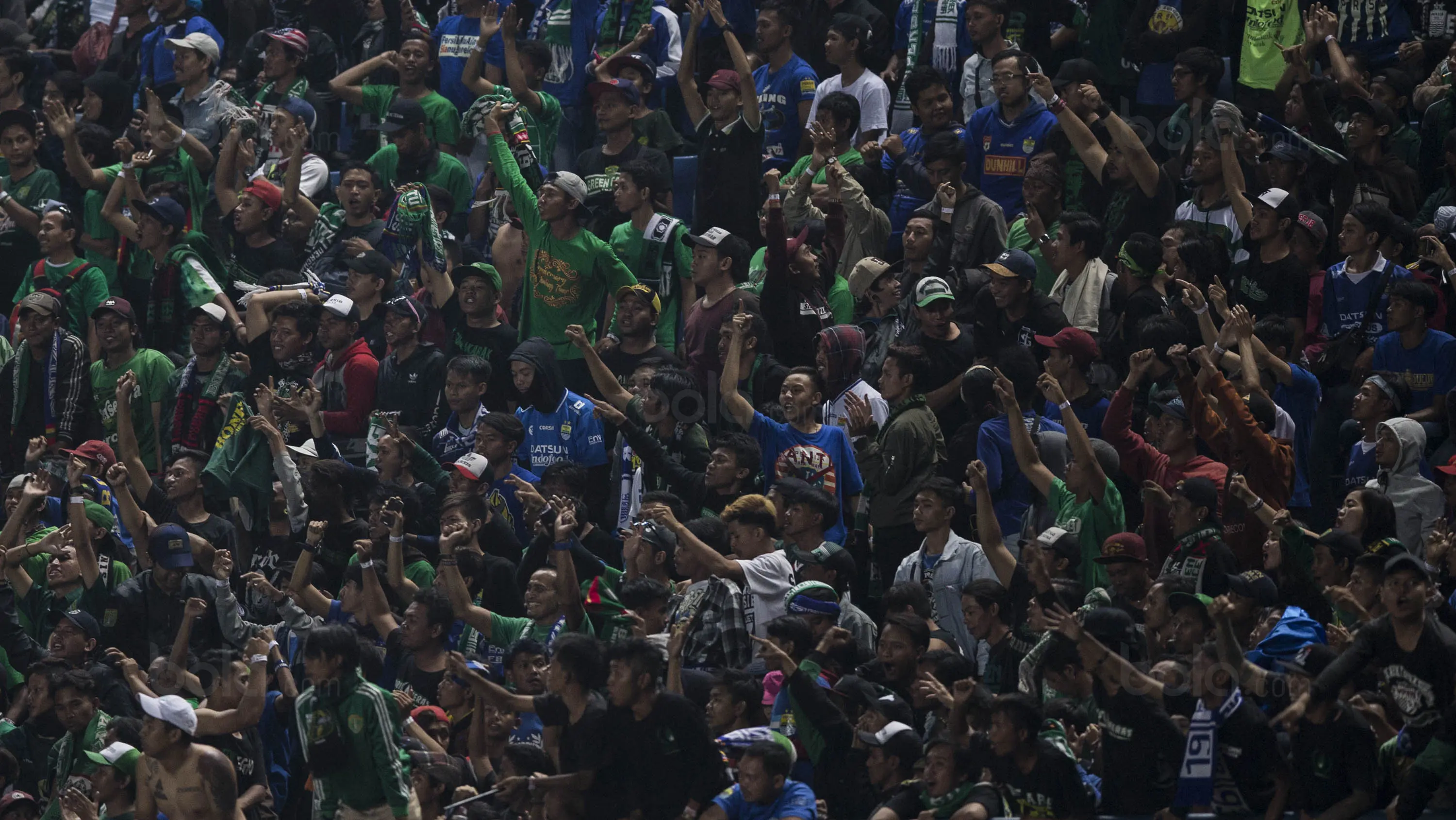 Suporter Persebaya, Bonek, mendukung klub kesayangannya saat melawan PSMS pada laga final di Stadion GBLA, Bandung, Selasa (28/11/2017). Persebaya menang 3-2 atas PSMS. (Bola.com/Vitalis Yogi Trisna)