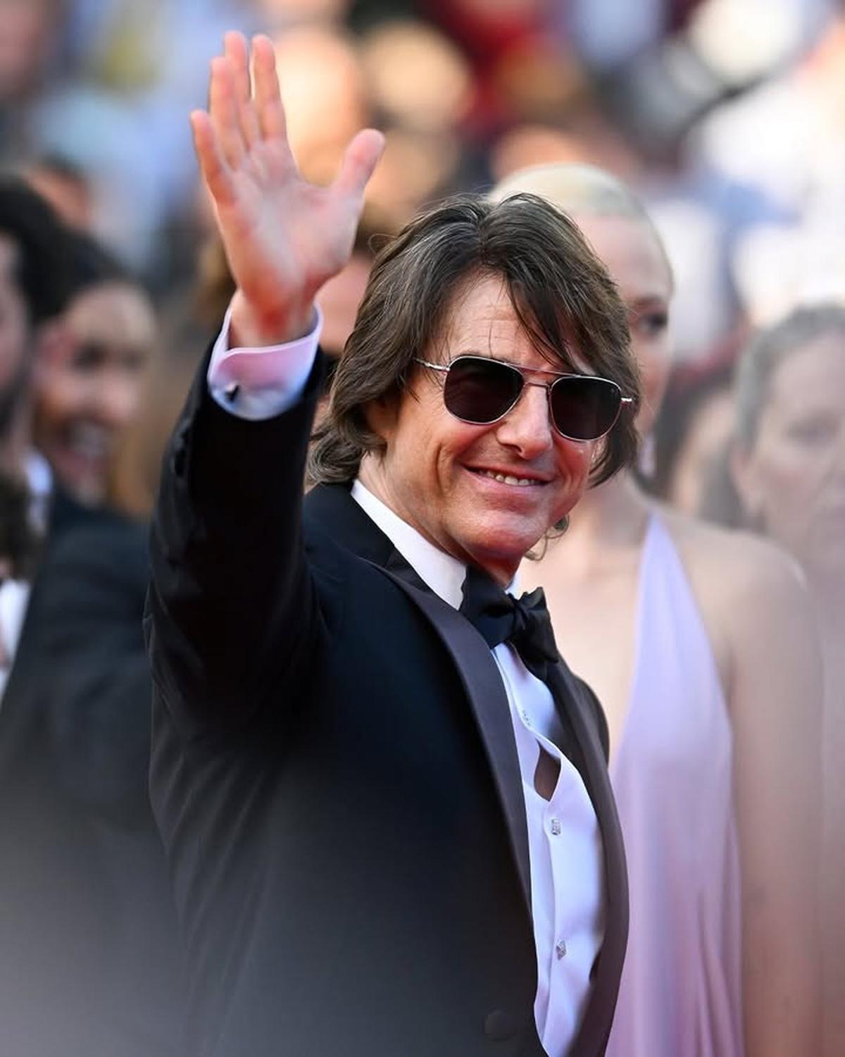 Tom Cruise Pecahkan Rekor Guinness World Usai Lakukan 16 Kali Terjun Payung saat Terbakar