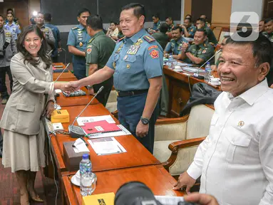 Ketua Komisi I DPR RI Meutya Hafid bersalaman dengan Panglima TNI Laksamana Yudo Margono sesaat sebelum menggelar rapat kerja di Kompleks Parlemen, Senayan, Jakarta, Rabu (13/9/2023). (Liputan6.com/Faizal Fanani)