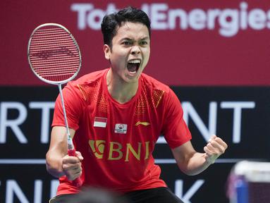 Selebrasi tunggal putra Indonesia Anthony Sinisuka Ginting setelah menang melawan Lu Guang Zu (China) pada laga pertama final Thomas Cup 2021 di Ceres Arena, Minggu (17/10/2021). Anthony harus melakoni rubber game untuk menaklukkan Lu Guang Zu 18-21, 21-14, 21-16 (Claus Fisker/Ritzau Scanpix via AP)