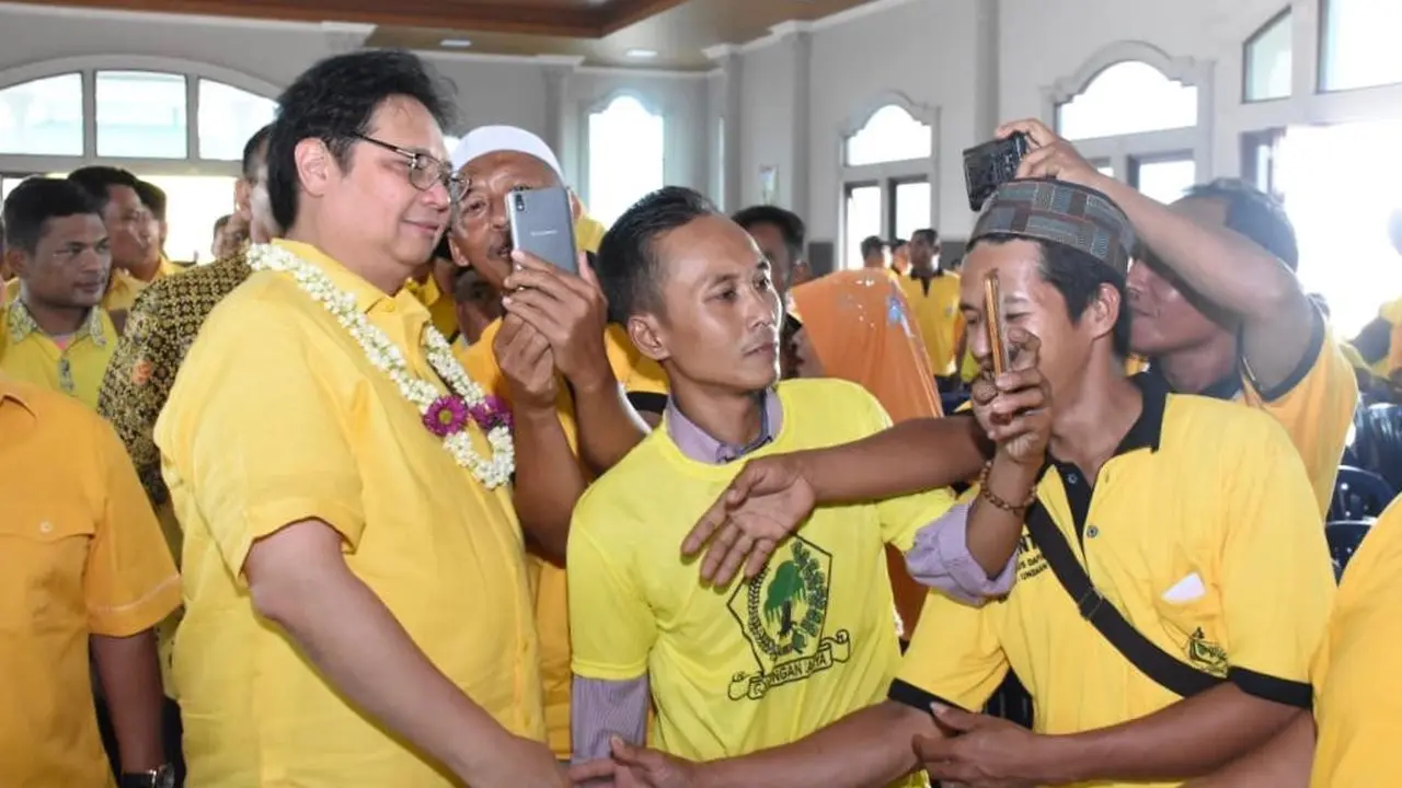 Ketua Umum Airlangga Hartarto saat bertemu kader-kadernya di Demak, Jawa Timur. (Istimewa)