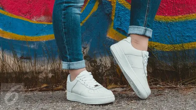 3 Cara Jitu Atasi Bau Tak Sedap pada Sepatu