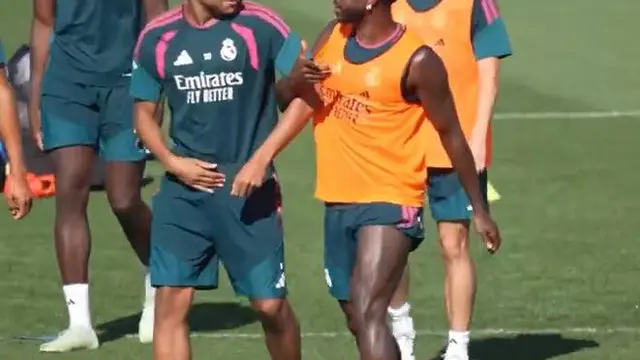 Momen Mbappe dan Vini Jr bergandengan tangan saat sesi latihan Real Madrid
