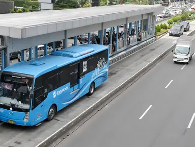 Bus Transjakarta melintas di Jalan Jendral Sudirman, Jakarta, Jumat (30/12). Rencananya pada malam tahun baru, bus Transjakarta akan beroperasi hingga pukul 02.00 WIB di semua koridor. (Liputan6.com/Yoppy Renato)