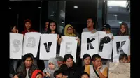 Dalam aksinya, massa menyerukan kepada seluruh masyarakat Indonesia untuk mengawal KPK agar tidak dikriminalisasi secara sistematis yang pada akhirnya akan mematikan perlawanannya terhadap koruptor, Jakarta, Sabtu (24/1). (Liputan6.com/Herman Zakharia)
