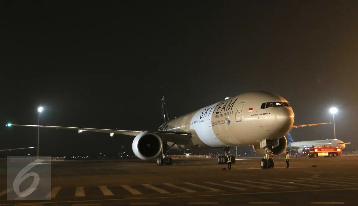 Pesawat Boeing 777-300 ER setelah mendarat di hanggar 4 GMF, Bandara Internasional Soekarno Hatta, Tangerang, Kamis (29/10). Garuda Indonesia menyambut kedatangan armada Boeing B777-300 ER dengan livery Skyteam yang kesembilan. (Liputan6.com/Angga Yuniar)