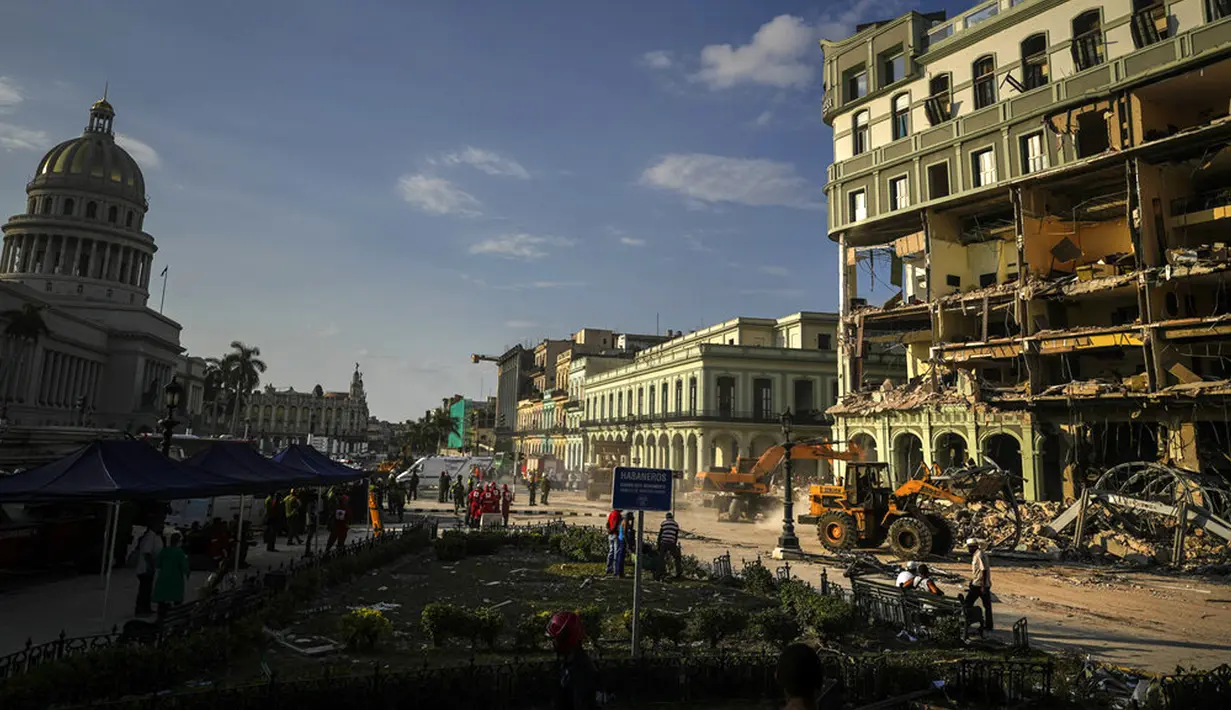 <p>Tim penyelamat memindahkan puing-puing dari lokasi ledakan mematikan yang menghancurkan Hotel Saratoga di Havana, Kuba, 6 Mei 2022. Ledakan kuat yang diduga disebabkan oleh kebocoran gas alam menewaskan 18 orang dan melukai puluhan orang. (AP Photo/Ramon Espinosa)</p>
