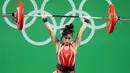 Atlet angkat besi wanita Peru, Fiorella Cueva saat mengikuti perlombaan angkat besi 53 kg putri pada Olimpiade 2016 di Rio de Janeiro , Brasil, (8/8). (REUTERS / Stoyan Nenov)