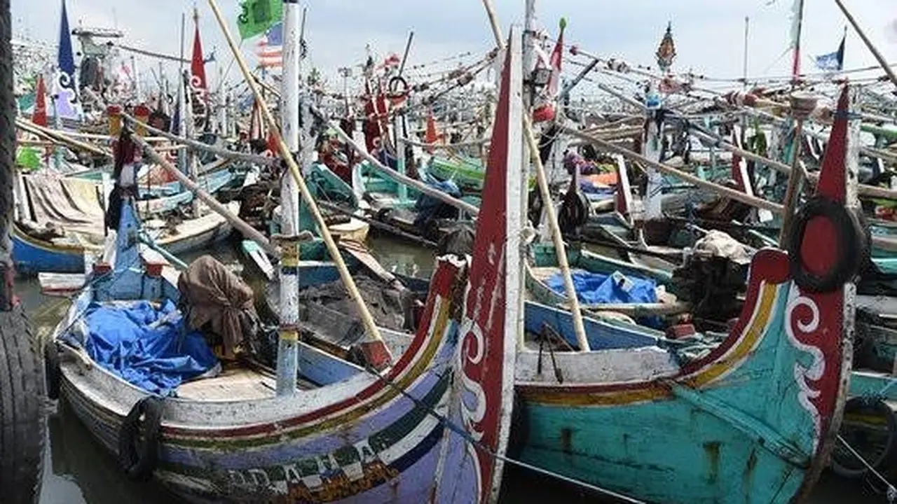 Perahyu nelayan di Pelabuhan Muncar bersandar di pantai satelit (Istimewa)