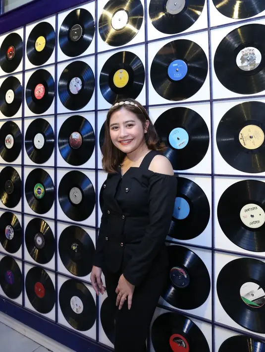 "Pasti sih karena kan Selva pas ngirimin lagu ini dia ngasih aku guide, suara bule yang otomatis beda banget karakter vokalnya sama aku. Jadi aku kayak mikir, pas aku dengerin guidenya, bisa nggak ya aku nyanyiin ini? Karena suaranya suara bule," ujar Prilly. (Daniel Kampua/Fimela.com)