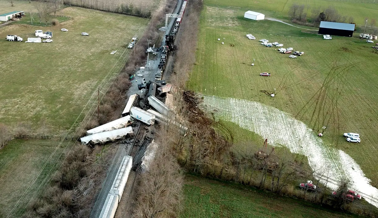 Rangkaian kereta terhempas ke luar rel menyusul kecelakaan yang terjadi di Georgetown, Kentucky, Amerika Serikat, Senin (19/3). Kecelakaan melibatkan dua kereta barang. (Ron Garrison/Lexington Herald-Leader via AP)