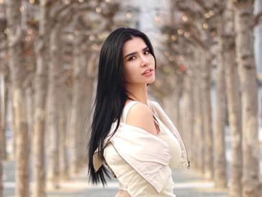 Menikmati serunya musim dingin di Amerika Serikat, Maria Vania pun abadikan momen saat jalan-jalan di San Francisco. Tempat ini menjadi destinasi seru wisatanya yang pertama saat berada di negeri Paman Sam. Tampil stylish dengan busana berwarna krem, gayanya pun 
 tampil memesona. (Liputan6.com/IG/@maria_vaniaa)