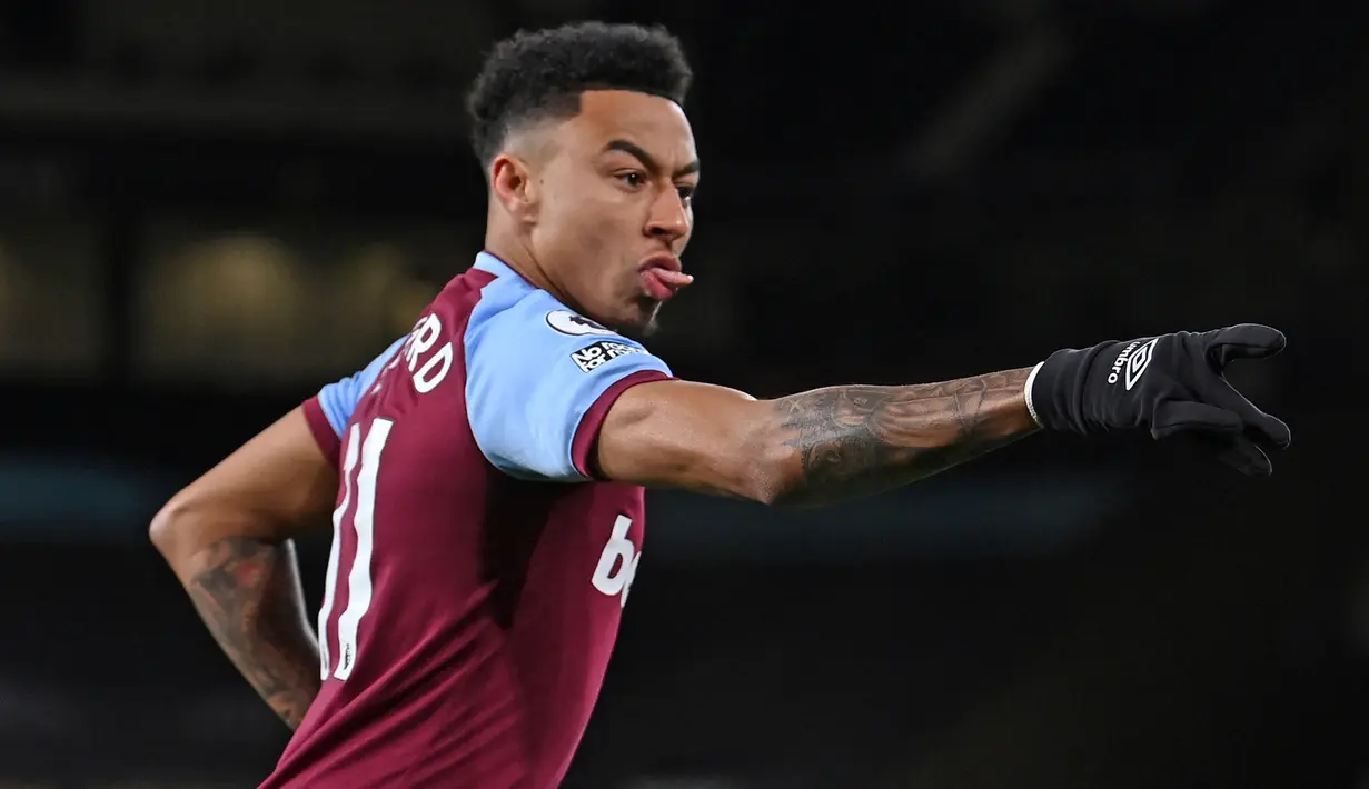 Gelandang West Ham United, Jesse Lingard melakukan selebrasi usai mencetak gol pertama timnya ke gawang Wolverhampton Wanderers dalam laga lanjutan Liga Inggris 2020/2021 pekan ke-30 di Molineux Stadium, Senin (5/4/2021). West Ham menang 3-2 atas Wolverhampton. (AFP/Laurence Griffiths/Pool)