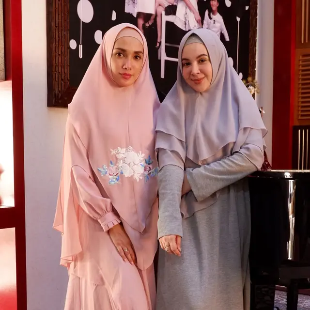 Potret Ussy Sulistiawaty Dalam Balutan Hijab (sumber: instagram/ussypratama)